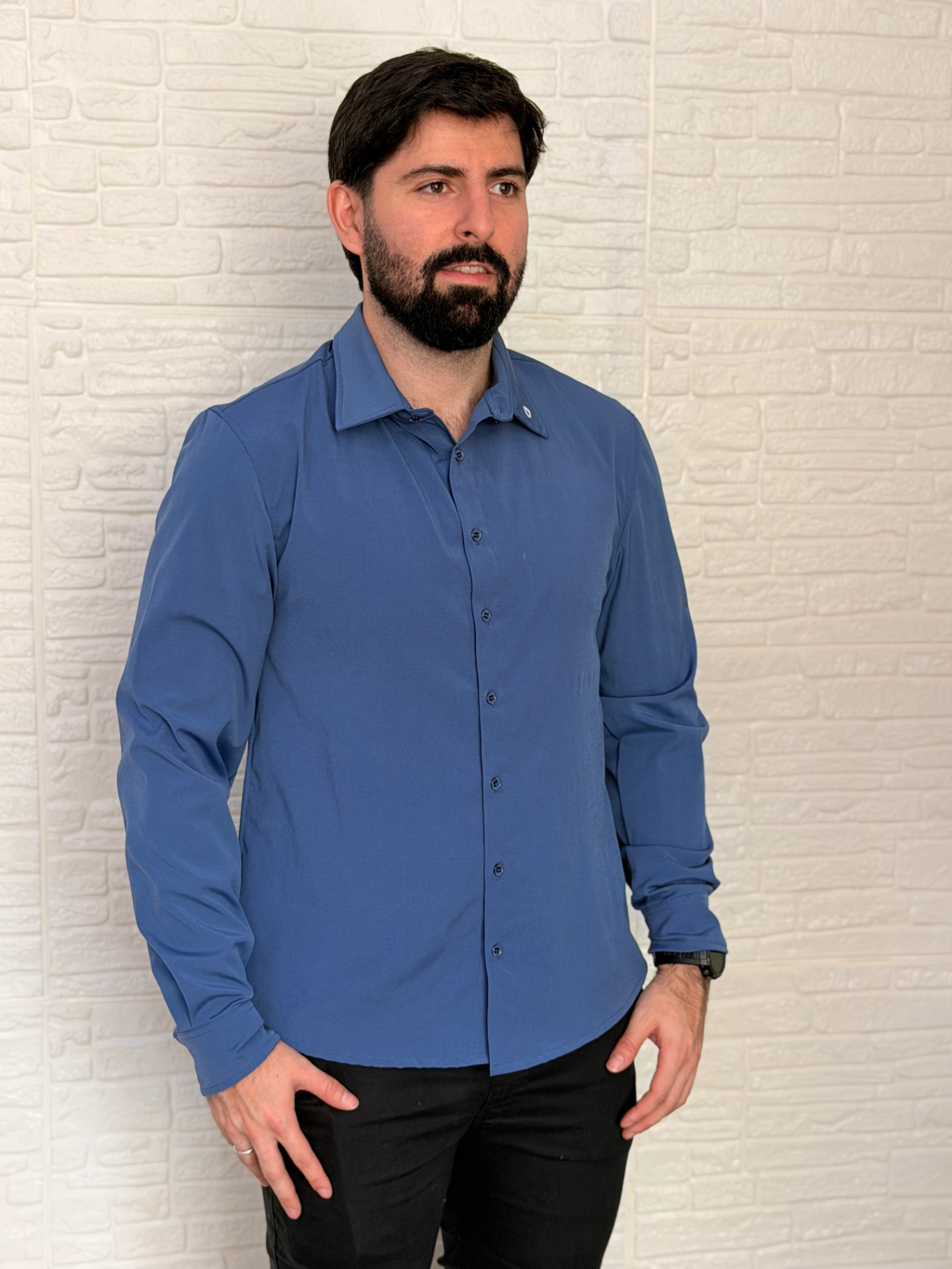 Homem vestindo camisa social azul de manga longa